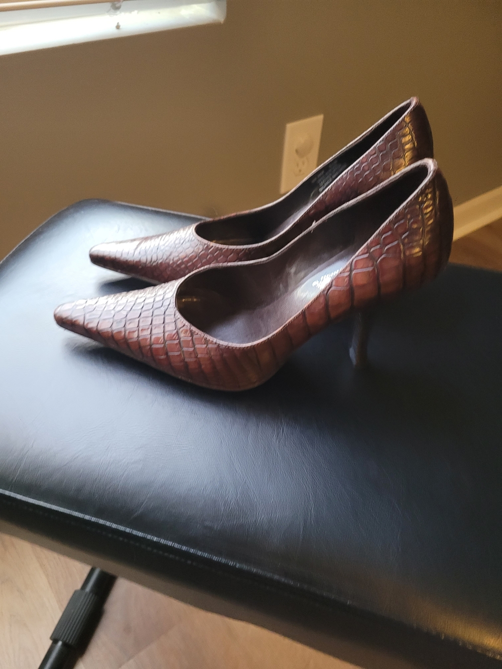 Carlos Santana Brown Croc-Embossed Pointed Toe Pumps